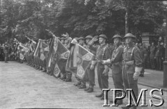 14.07.1943, Londyn, Anglia, Wielka Brytania.
Pogrzeb gen. Władysława Sikorskiego. Poczty sztandarowe  przed Kensington Palace.
Fot. NN, Instytut Polski i Muzeum im. gen. Sikorskiego w Londynie