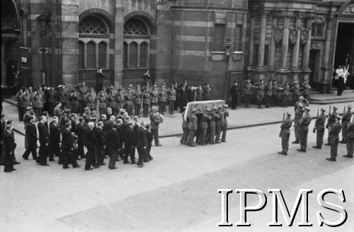14.07.1943, Londyn, Anglia, Wielka Brytania.
Pogrzeb gen. Władysława Sikorskiego. Oficerowie niosą na barkach trumnę do katedry Westminsterskiej. Za trumną idą członkowie polskiego rządu.
Fot. NN, Instytut Polski i Muzeum im. gen. Sikorskiego w Londynie