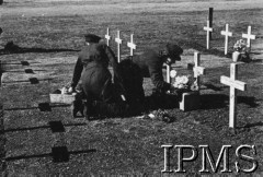 16.07.1943, Newark, Wielka Brytania.
Pogrzeb gen. Władysława Sikorskiego. Cmentarz polskich lotników, dwie kobiety z kwiatami przy grobie st. sierż. Karola Dutkiewicza z 305 Dywizjonu Bombowego Ziemi Wielkopolskiej, który zginął w styczniu 1943 r.
Fot. NN, Instytut Polski i Muzeum im. gen. Sikorskiego w Londynie