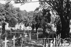 16.07.1943, Newark, Wielka Brytania.
Pogrzeb gen. Władysława Sikorskiego. Czołówka Film-Foto Polskich Sił Powietrznych na cmentarzu polskich lotników w Newark.
Fot. NN, Instytut Polski i Muzeum im. gen. Sikorskiego w Londynie