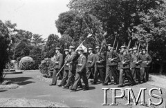 16.07.1943, Newark, Wielka Brytania.
Pogrzeb gen. Władysława Sikorskiego. Kondukt pogrzebowy na cmentarzu polskich lotników.
Fot. NN, Instytut Polski i Muzeum im. gen. Sikorskiego w Londynie