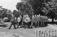 16.07.1943, Newark, Wielka Brytania.
Pogrzeb gen. Władysława Sikorskiego. Kondukt pogrzebowy na cmentarzu polskich lotników.
Fot. NN, Instytut Polski i Muzeum im. gen. Sikorskiego w Londynie