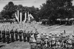 16.07.1943, Newark, Wielka Brytania.
Pogrzeb gen. Władysława Sikorskiego. Kondukt pogrzebowy na cmentarzu polskich lotników.
Fot. NN, Instytut Polski i Muzeum im. gen. Sikorskiego w Londynie
