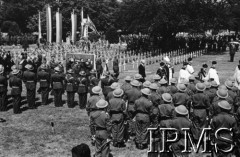 16.07.1943, Newark, Wielka Brytania.
Pogrzeb gen. Władysława Sikorskiego. Kondukt pogrzebowy na cmentarzu polskich lotników.
Fot. NN, Instytut Polski i Muzeum im. gen. Sikorskiego w Londynie