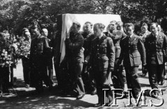 16.07.1943, Newark, Wielka Brytania.
Pogrzeb gen. Władysława Sikorskiego. Kondukt pogrzebowy na cmentarzu - lotnicy niosą trumnę na barkach.
Fot. NN, Instytut Polski i Muzeum im. gen. Sikorskiego w Londynie