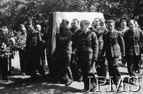 16.07.1943, Newark, Wielka Brytania.
Pogrzeb gen. Władysława Sikorskiego. Kondukt pogrzebowy na cmentarzu - lotnicy niosą trumnę na barkach.
Fot. NN, Instytut Polski i Muzeum im. gen. Sikorskiego w Londynie
