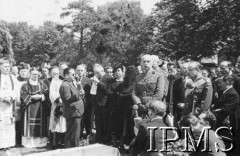 16.07.1943, Newark, Wielka Brytania.
Pogrzeb gen. Władysława Sikorskiego. Cmentarz polskich lotników, gen. Kazimierz Sosnkowski przemawia nad trumną generała, z prawej stoi gen. Józef Haller.
Fot. NN, Instytut Polski i Muzeum im. gen. Sikorskiego w Londynie