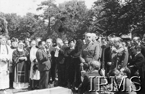 16.07.1943, Newark, Wielka Brytania.
Pogrzeb gen. Władysława Sikorskiego. Cmentarz polskich lotników, gen. Kazimierz Sosnkowski przemawia nad trumną generała, z prawej stoi gen. Józef Haller.
Fot. NN, Instytut Polski i Muzeum im. gen. Sikorskiego w Londynie