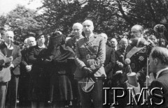 16.07.1943, Newark, Wielka Brytania.
Pogrzeb gen. Władysława Sikorskiego na cmentarz polskich lotników, gen. Kazimierz Sosnkowski przemawia nad trumną generała. Od lewej stoją: Karol Popiel, Stanisław Mikołajczyk, NN, Helena Sikorska, ppłk. Jerzy Borkowski, gen. Kazimierz Sosnkowski, gen. Marian Kukiel,  gen. Józef Haller.
Fot. NN, Instytut Polski i Muzeum im. gen. Sikorskiego w Londynie