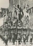 1939-1944, Kraków, Polska.
Niemieckie oddziały ze sztandarami na Wawelu.
Fot. NN, Instytut Polski i Muzeum im. gen. Sikorskiego w Londynie