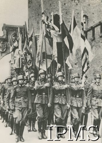 1939-1944, Kraków, Polska.
Niemieckie oddziały ze sztandarami na Wawelu.
Fot. NN, Instytut Polski i Muzeum im. gen. Sikorskiego w Londynie