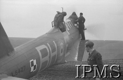 7.08.1940, Bramcote, Wielka Brytania.
Piloci wsiadają do kabin bombowca Fairey Battle.
Fot. NN, Instytut Polski i Muzeum im. gen. Sikorskiego w Londynie