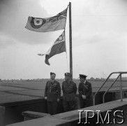 7.08.1940, Bramcote, Wielka Brytania.
Gen. Władysław Sikorski (stoi w środku) podczas uroczystości, na maszcie powiewa flaga Polskich Sił Powietrznych w Wielkiej Brytanii oraz flaga RAF.
Fot. NN, Instytut Polski i Muzeum im. gen. Sikorskiego w Londynie