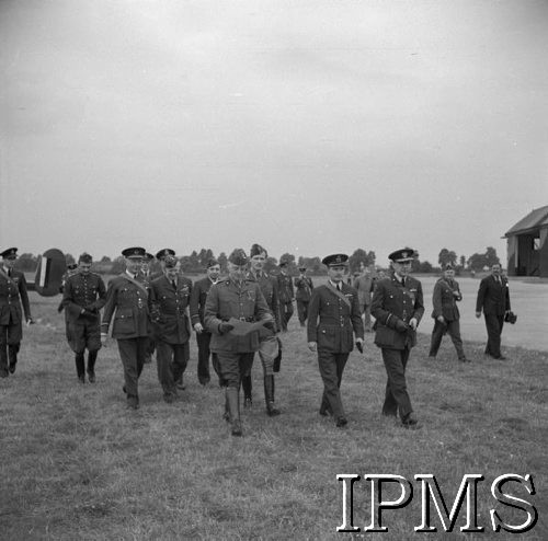 7.08.1940, Bramcote, Wielka Brytania.
Gen. Władysław Sikorski z wizytą u polskich lotników. 
Fot. NN, Instytut Polski i Muzeum im. gen. Sikorskiego w Londynie