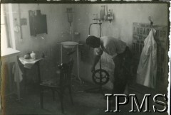 Marzec 1940, Targoviste, Rumunia.
Obóz dla internowanych żołnierzy Wojska Polskiego. Gabinet dentystyczny.
Fot. NN, Instytut Polski i Muzeum im. gen. Sikorskiego w Londynie