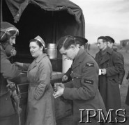 Marzec 1941, Ternhill, Anglia, Wielka Brytania.
Piloci 306 Dywizjonu Myśliwskiego podczas przerwy na posiłek.
Fot. NN, Instytut Polski i Muzeum im. gen. Sikorskiego w Londynie