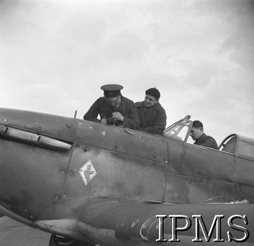 Marzec 1941, Ternhill, Anglia, Wielka Brytania.
Mechanicy przygotowują samolot 306 Dywizjonu Myśliwskiego. Na burcie samolotu widoczna odznaka dywizjonu.
Fot. NN, Instytut Polski i Muzeum im. gen. Sikorskiego w Londynie