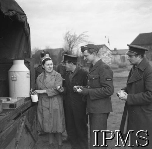 Marzec 1941, Ternhill, Anglia, Wielka Brytania.
Piloci 306 Dywizjonu Myśliwskiego podczas przerwy na posiłek.
Fot. NN, Instytut Polski i Muzeum im. gen. Sikorskiego w Londynie