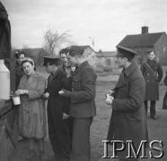Marzec 1941, Ternhill, Anglia, Wielka Brytania.
Piloci 306 Dywizjonu Myśliwskiego podczas przerwy na posiłek.
Fot. NN, Instytut Polski i Muzeum im. gen. Sikorskiego w Londynie