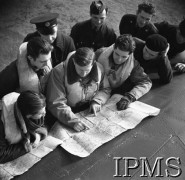 Marzec 1941, Ternhill, Anglia, Wielka Brytania.
Sierż. Jan Śmigielski, sierż. Leon Kosmowski, kpt. Władysław Nowak, sierż. Otto Pudrycki i grupa mechaników z dywizjonu 306.
Fot. NN, Instytut Polski i Muzeum im. gen. Sikorskiego w Londynie