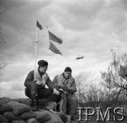 Marzec 1941, Ternhill, Anglia, Wielka Brytania.
Dwaj piloci z psem, z lewej siedzi sierż. Leon Kosmowski (zginął 31.12.1942).
Fot. NN, Instytut Polski i Muzeum im. gen. Sikorskiego w Londynie