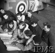 Marzec 1941, Ternhill, Anglia, Wielka Brytania.
Sierż. Jan Śmigielski, sierż. Leon Kosmowski, kpt. Władysław Nowak, sierż. Otto Pudrycki i grupa mechaników z dywizjonu 306.
Fot. NN, Instytut Polski i Muzeum im. gen. Sikorskiego w Londynie