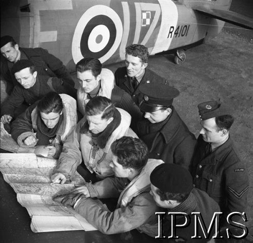 Marzec 1941, Ternhill, Anglia, Wielka Brytania.
Sierż. Jan Śmigielski, sierż. Leon Kosmowski, kpt. Władysław Nowak, sierż. Otto Pudrycki i grupa mechaników z dywizjonu 306.
Fot. NN, Instytut Polski i Muzeum im. gen. Sikorskiego w Londynie