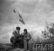 Marzec 1941, Ternhill, Anglia, Wielka Brytania.
Dwaj piloci palą papierosy, z lewej siedzi sierż. Leon Kosmowski (zginął 31.12.1942).
Fot. NN, Instytut Polski i Muzeum im. gen. Sikorskiego w Londynie