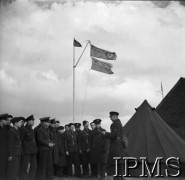 Marzec 1941, Ternhill, Anglia, Wielka Brytania.
Grupa lotników przed namiotem, na maszcie powiewa flaga Polskich Sił Powietrznych w Wielkiej Brytanii oraz flaga RAF.
Fot. NN, Instytut Polski i Muzeum im. gen. Sikorskiego w Londynie