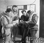 Marzec 1941, Ternhill, Anglia, Wielka Brytania.
Lotnicy dywizjonu 306, od prawej: sierż. Jan Śmigielski, mjr Tadeusz Rolski, sierż. Stanisław Wieprzkowicz (zginął nad Francją we wrześniu 1941) i sierż. Marcin Machowiak (zginął 22 lipca 1944 podczas lotu treningowego).
Fot. NN, Instytut Polski i Muzeum im. gen. Sikorskiego w Londynie