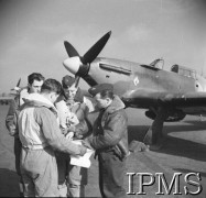 Marzec 1941, Ternhill, Anglia, Wielka Brytania.
Lotnicy dywizjonu 306, od prawej: mjr Tadeusz Rolski, kpt. Władysław Nowak, sierż. Leon Kosmowski i sierż Otto Pudrycki (tyłem).
Fot. NN, Instytut Polski i Muzeum im. gen. Sikorskiego w Londynie