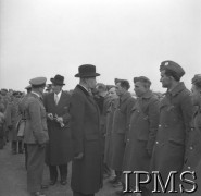 6.04.1941, Wielka Brytania.
Prezydent Władysław Raczkiewicz i Anthony Joseph Drexel Biddle, ambasador USA przy rządzie RP na uchodźstwie, z wizytą u lotników z Dywizjonu 303.
Fot. NN, Instytut Polski i Muzeum im. gen. Sikorskiego w Londynie