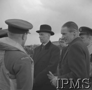 6.04.1941, Wielka Brytania.
Prezydent Władysław Raczkiewicz i Anthony Joseph Drexel Biddle, ambasador USA przy rządzie RP na uchodźstwie, z wizytą u lotników z Dywizjonu 303.
Fot. NN, Instytut Polski i Muzeum im. gen. Sikorskiego w Londynie