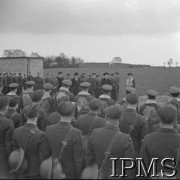 6.04.1941, Wielka Brytania.
Prezydent Władysław Raczkiewicz i Anthony Joseph Drexel Biddle, ambasador USA przy rządzie RP na uchodźstwie, z wizytą u lotników z Dywizjonu 303. Z prawej stoi dowódca dywizjonu kpt. Zdzisław Henneberg (zginął 12.04.1941).
Fot. NN, Instytut Polski i Muzeum im. gen. Sikorskiego w Londynie