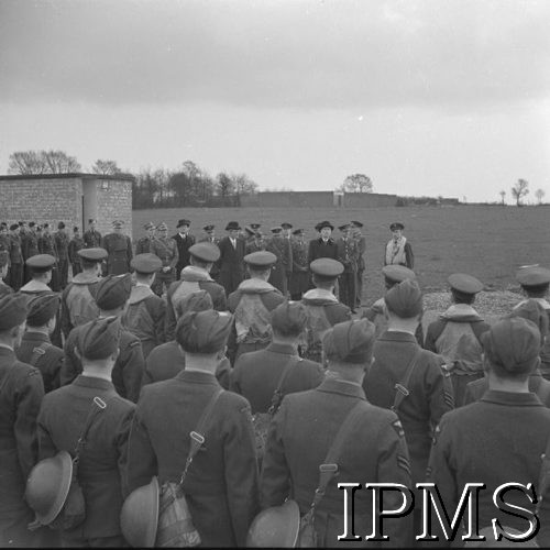 6.04.1941, Wielka Brytania.
Prezydent Władysław Raczkiewicz i Anthony Joseph Drexel Biddle, ambasador USA przy rządzie RP na uchodźstwie, z wizytą u lotników z Dywizjonu 303. Z prawej stoi dowódca dywizjonu kpt. Zdzisław Henneberg (zginął 12.04.1941).
Fot. NN, Instytut Polski i Muzeum im. gen. Sikorskiego w Londynie