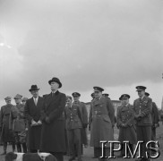 6.04.1941, Wielka Brytania.
Prezydent Władysław Raczkiewicz i Anthony Joseph Drexel Biddle, ambasador USA przy rządzie RP na uchodźstwie, z wizytą u lotników z Dywizjonu 303.
Fot. NN, Instytut Polski i Muzeum im. gen. Sikorskiego w Londynie
