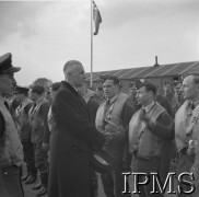 6.04.1941, Wielka Brytania.
Prezydent Władysław Raczkiewicz z wizytą u lotników z Dywizjonu 303. Trzeci od prawej stoi sierż. Mieczysław Popek, pierwszy od prawej sierż. Eugeniusz Szaposznikow, pierwszy od lewej kpt. Zdzisław Henneberg, dowódca dywizjonu (zginął 12.04.1941).
Fot. NN, Instytut Polski i Muzeum im. gen. Sikorskiego w Londynie