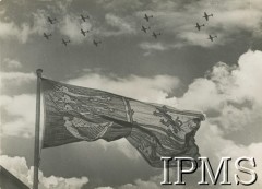20.08.1940, Bramcote, Anglia, Wielka Brytania.
Wizyta króla Jerzego VI u lotników Dywizjonu 300. Sztandar królewski.
Fot. NN, Instytut Polski i Muzeum im. gen. Sikorskiego w Londynie

