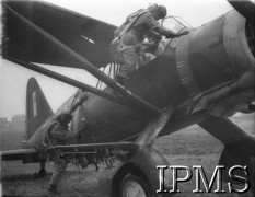 18.02.1941, Wielka Brytania.
309 Dywizjon Współpracy z Armią, piloci wsiadają do kabin samolotu.
Fot. NN, Instytut Polski i Muzeum im. gen. Sikorskiego w Londynie