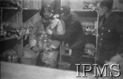 18.02.1941, Wielka Brytania.
309 Dywizjon Współpracy z Armią, dopasowanie spadochronu.
Fot. NN, Instytut Polski i Muzeum im. gen. Sikorskiego w Londynie