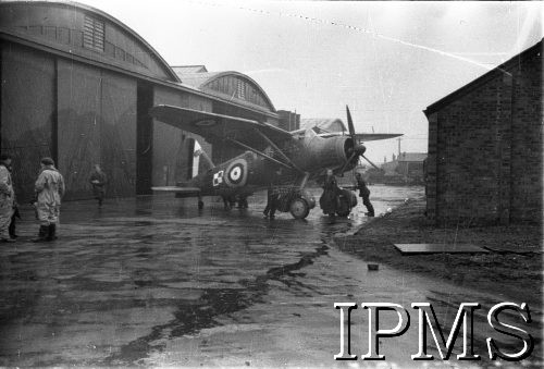 14.02.1941, Wielka Brytania.
309 Dywizjon Współpracy z Armią, samolot Westland Lysander przed hangarem.
Fot. NN, Instytut Polski i Muzeum im. gen. Sikorskiego w Londynie