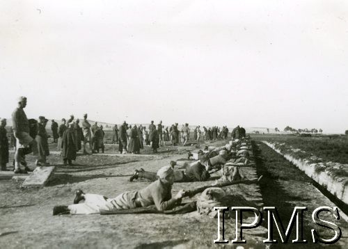 1941, brak miejsca.
Legia Oficerska, ćwiczenia w strzelaniu z pozycji leżącej.
Fot. NN, Instytut Polski i Muzeum im. gen. Sikorskiego w Londynie [album z dedykacją: 