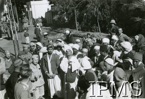 1941, Egipt.
Grupa tubylców wraz z żołnierzami Legii Oficerskiej.
Fot. NN, Instytut Polski i Muzeum im. gen. Sikorskiego w Londynie [album z dedykacją: 