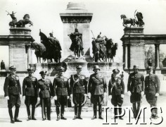 1940, Budapeszt, Węgry.
Oficerowie polscy na tle pomnika milenium.
Fot. NN, Instytut Polski i Muzeum im. gen. Sikorskiego w Londynie