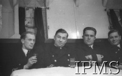 9.12.1940, brak miejsca.
ORP Błyskawica, oficerowie w mesie, drugi od prawej siedzi kmd. Bohdan Wroński.
Fot. NN, Instytut Polski i Muzeum im. gen. Sikorskiego w Londynie