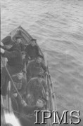 9.12.1940, brak miejsca.
Marynarze z ORP Błyskawica w łodzi.
Fot. NN, Instytut Polski i Muzeum im. gen. Sikorskiego w Londynie