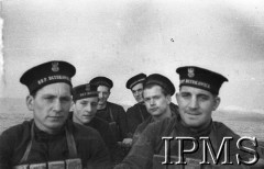 10.12.1940, brak miejsca.
Marynarze z ORP Błyskawica w łodzi.
Fot. NN, Instytut Polski i Muzeum im. gen. Sikorskiego w Londynie