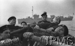 10.12.1940, brak miejsca.
Marynarze z ORP Błyskawica płyną łodzią w stronę okrętu.
Fot. NN, Instytut Polski i Muzeum im. gen. Sikorskiego w Londynie