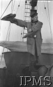 9.12.1940, brak miejsca.
ORP Błyskawica, sygnalista z chorągiewkami sygnałowymi.
Fot. NN, Instytut Polski i Muzeum im. gen. Sikorskiego w Londynie