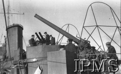 9.12.1940, brak miejsca.
ORP Błyskawica, obsługa dział na stanowiskach.
Fot. NN, Instytut Polski i Muzeum im. gen. Sikorskiego w Londynie